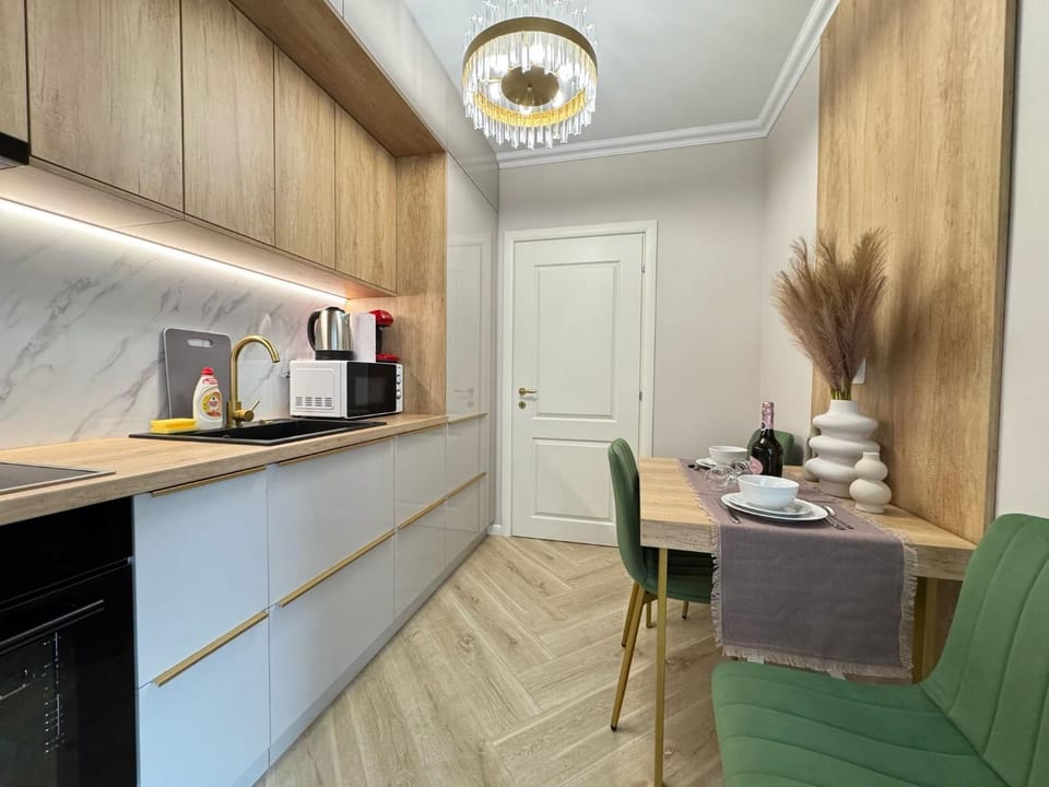 Coffee/tea facilities, Kitchen or kitchenette, Dining area, oven, stove