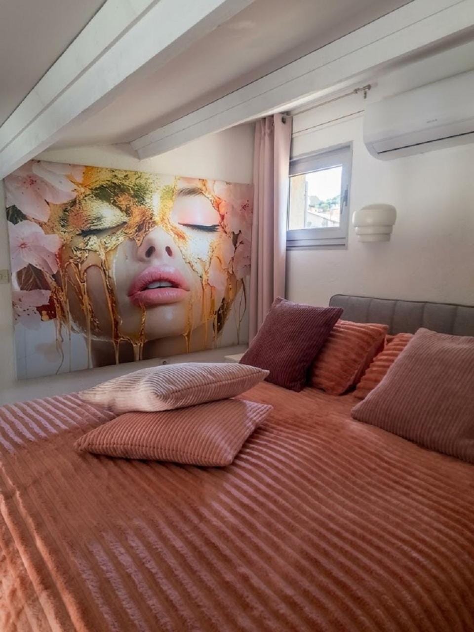 Bed, Photo of the whole room, Bedroom