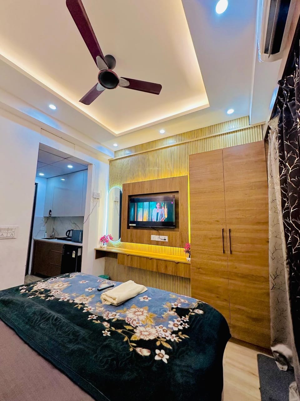 Urban Luxury Studio Apartment Apartment in Uttar Pradesh