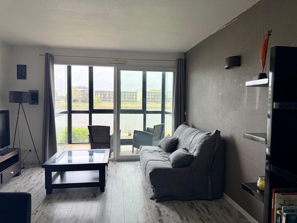 TV and multimedia, Living room, Seating area, Lake view