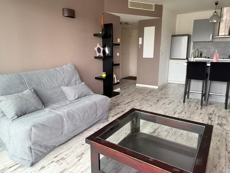 Living room, Seating area, Dining area, air conditioner