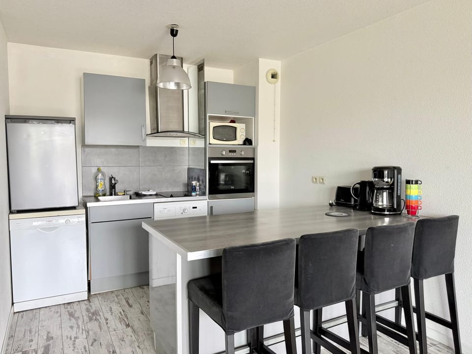 Coffee/tea facilities, Kitchen or kitchenette, Dining area, dishwasher, oven, stove, toaster