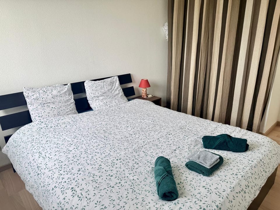 Bed, Photo of the whole room, Bedroom, towels