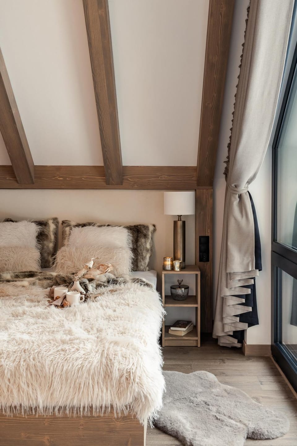 Bed, Photo of the whole room, Seating area, Bedroom