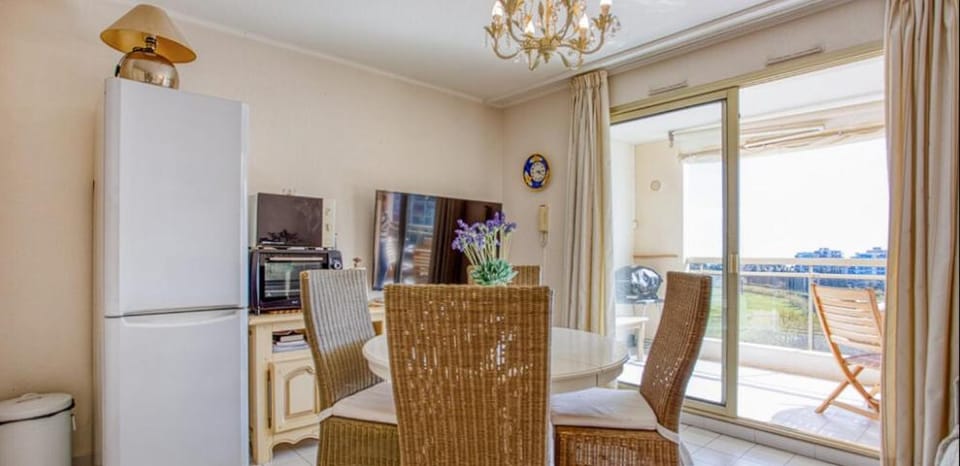 Appartement lumineux - vue mer- proche centre de la napoule Apartment in Mandelieu-La Napoule