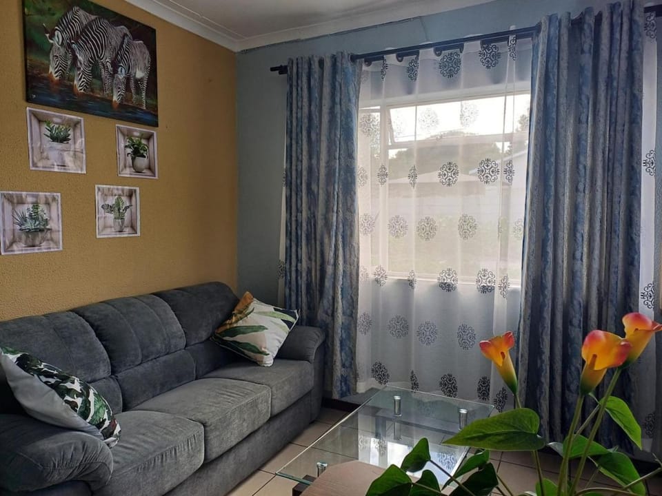 OakwayGuestSuit2 Private 1 Bed Kitchen Bath Aircon Apartment in Cape Town