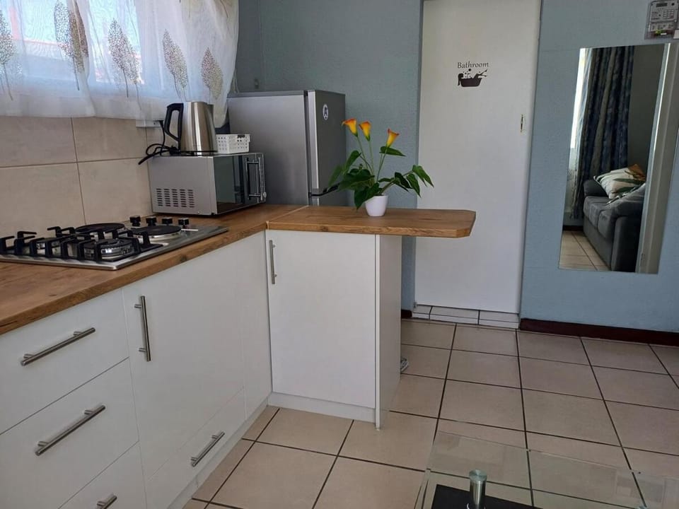 OakwayGuestSuit2 Private 1 Bed Kitchen Bath Aircon Apartment in Cape Town