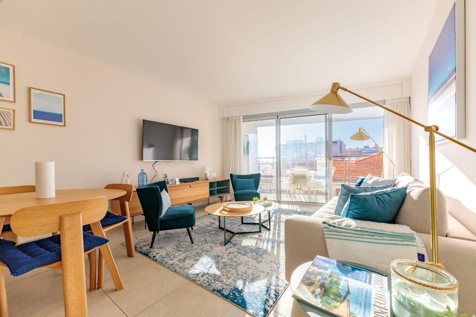 TV and multimedia, Living room, Seating area, Dining area, Evening entertainment