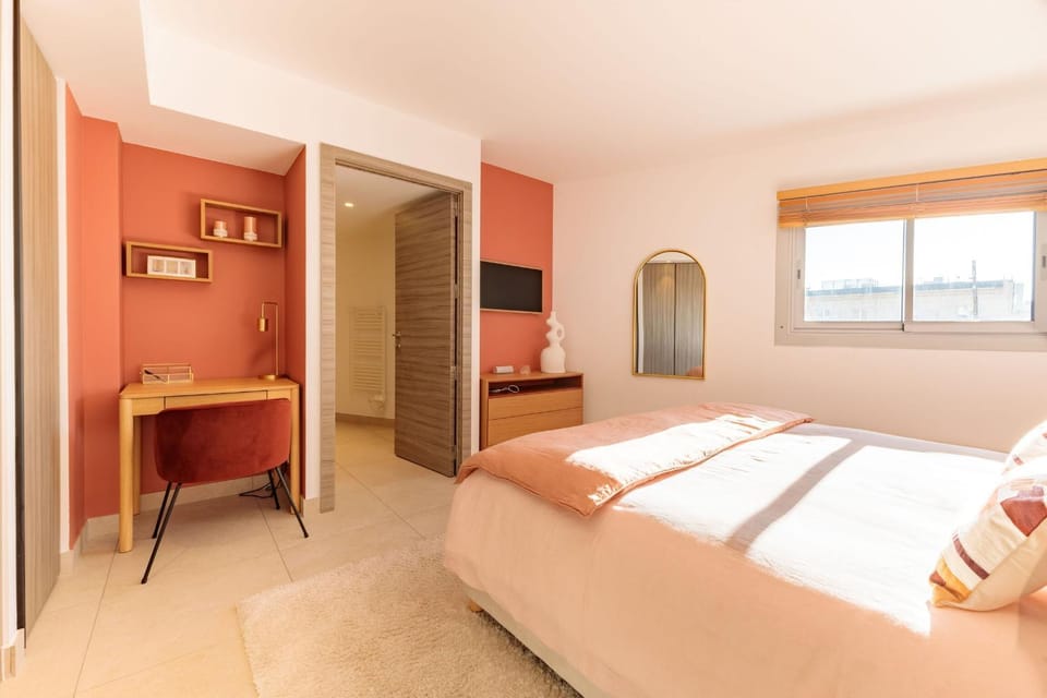Bed, TV and multimedia, Bedroom