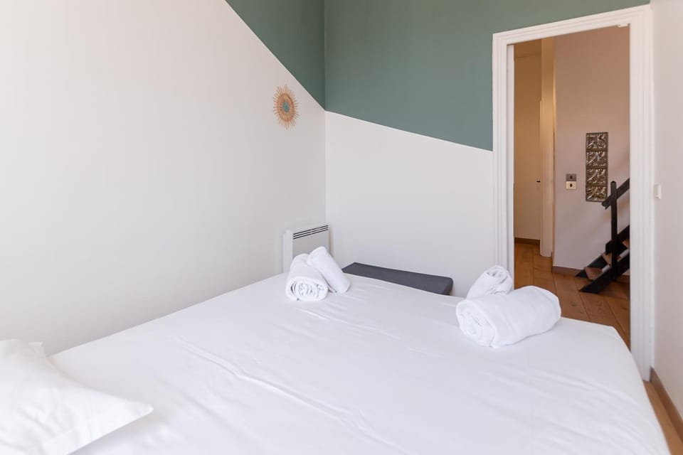 Bed, Photo of the whole room, Bedroom, towels
