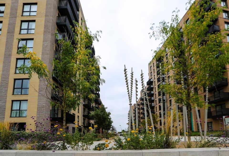 2BR Flat - Walk to Elizabeth Line - Free Parking Apartment in Hayes