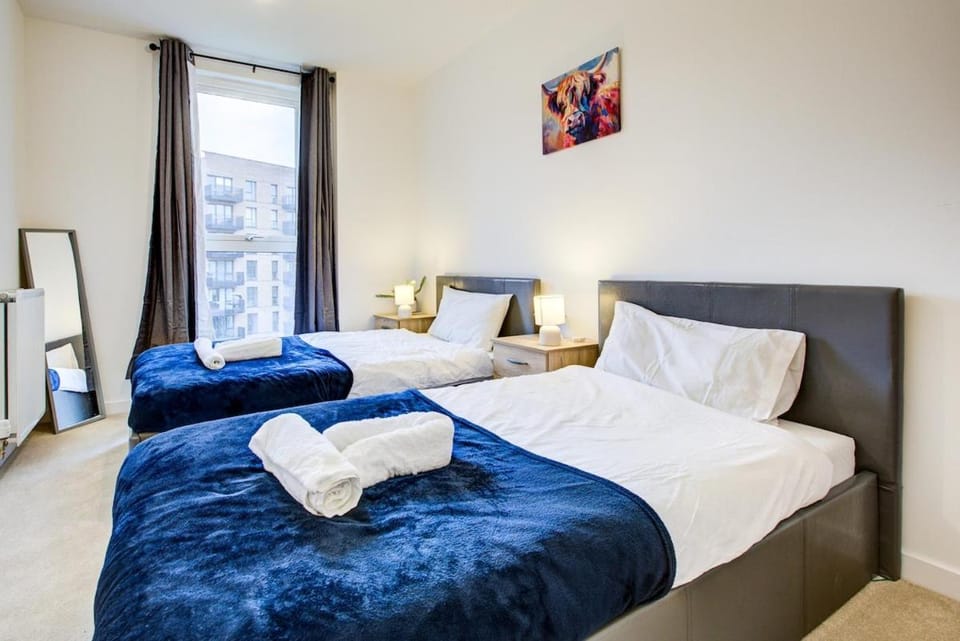 2BR Flat - Walk to Elizabeth Line - Free Parking Apartment in Hayes