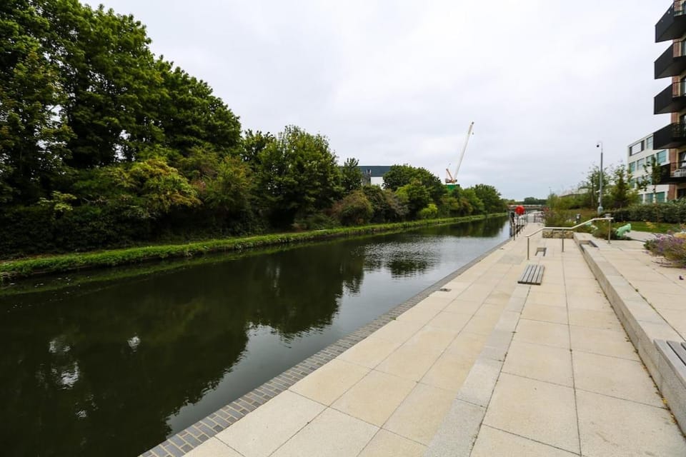 2BR Flat - Walk to Elizabeth Line - Free Parking Apartment in Hayes