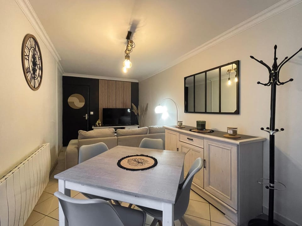 Living room, Seating area, Dining area