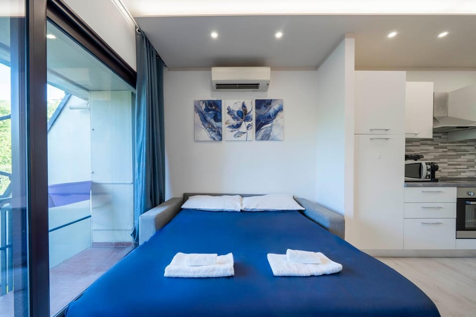 Desenzano - 2' to Station & Lake - Pool, Wifi, AC Apartment in Desenzano del Garda