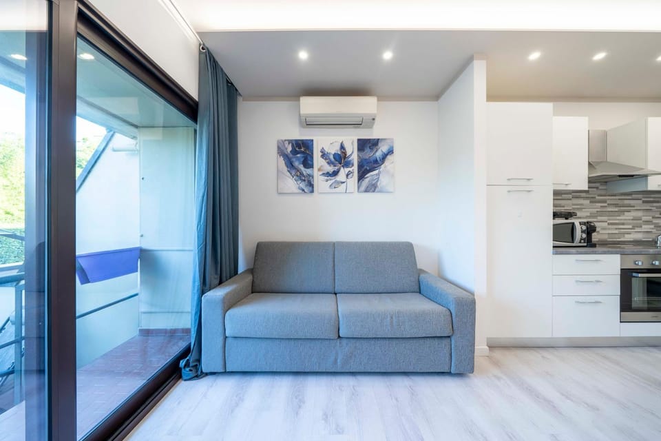 Desenzano - 2' to Station & Lake - Pool, Wifi, AC Apartment in Desenzano del Garda