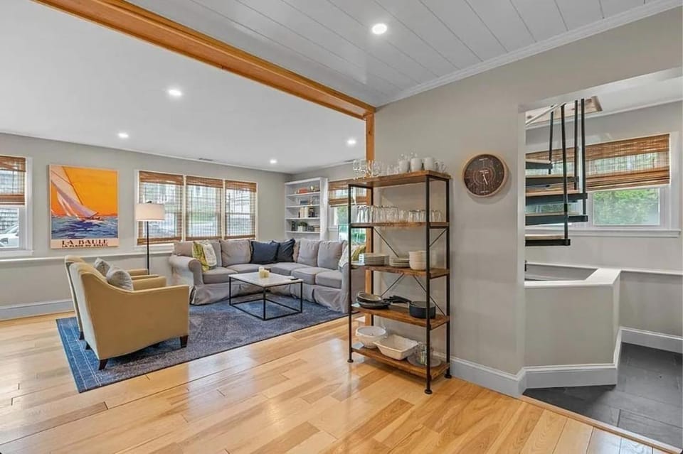 Modern, thoughtfully set-up in heart of town House in Marblehead