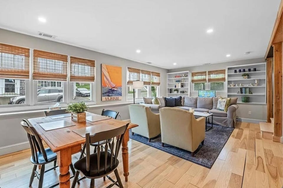 Modern, thoughtfully set-up in heart of town House in Marblehead