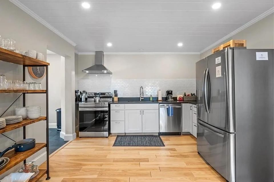 Coffee/tea facilities, Kitchen or kitchenette, dishwasher, oven, stove, toaster