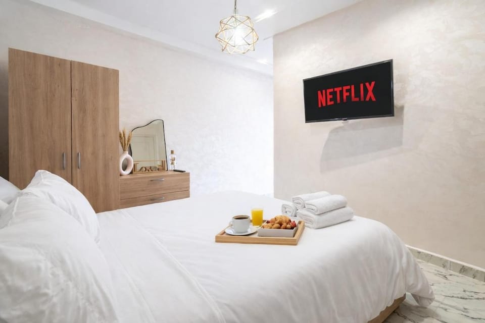 Bed, TV and multimedia, Photo of the whole room, Bedroom, towels