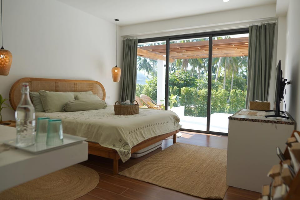 Bed, TV and multimedia, Photo of the whole room, Seating area, Bedroom