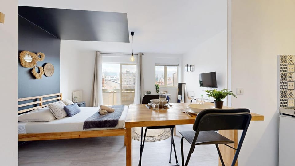 Bed, Dining area