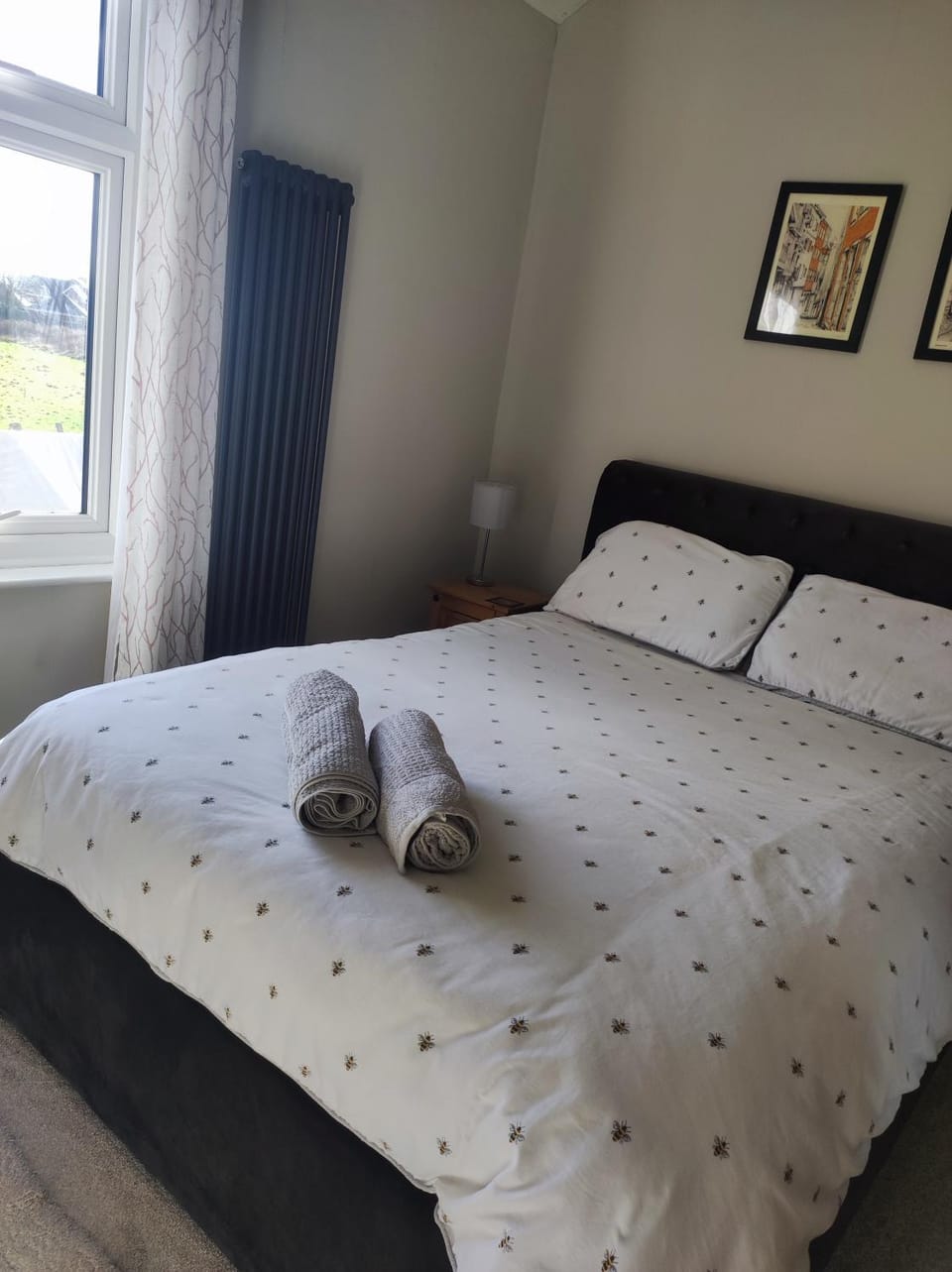 Bed, Bedroom, towels