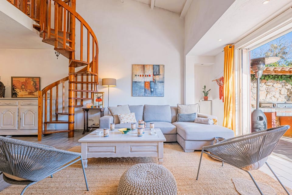 Living room, Decorative detail, Seating area, heating, internet