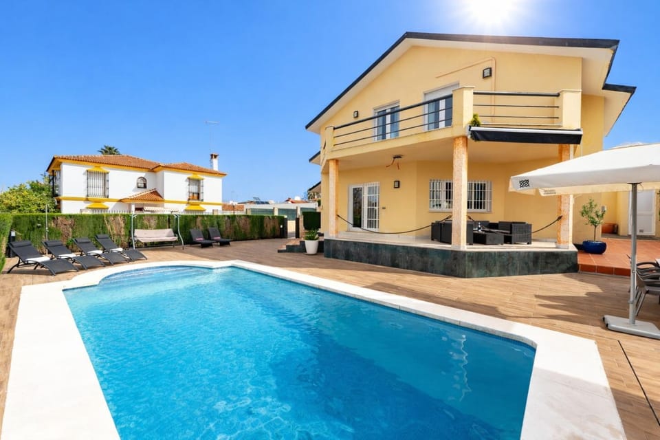 Facade/entrance, BBQ facilities, Swimming pool, sunbed