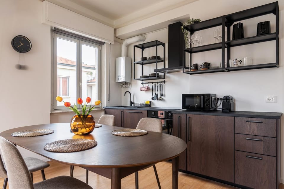 Kitchen or kitchenette, Dining area, oven