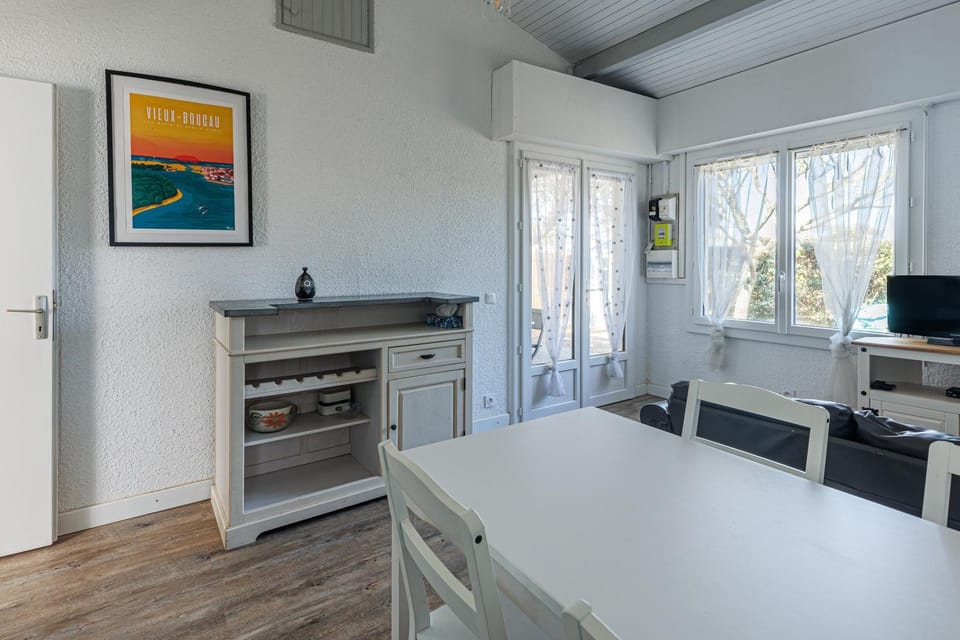 Property building, Kitchen or kitchenette, Living room