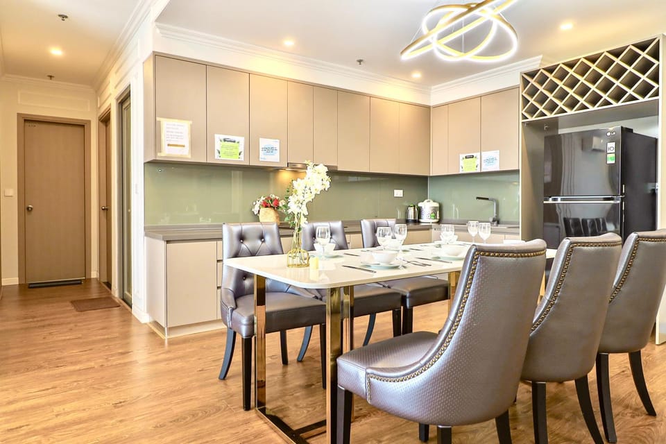 Kitchen or kitchenette, Seating area, Dining area
