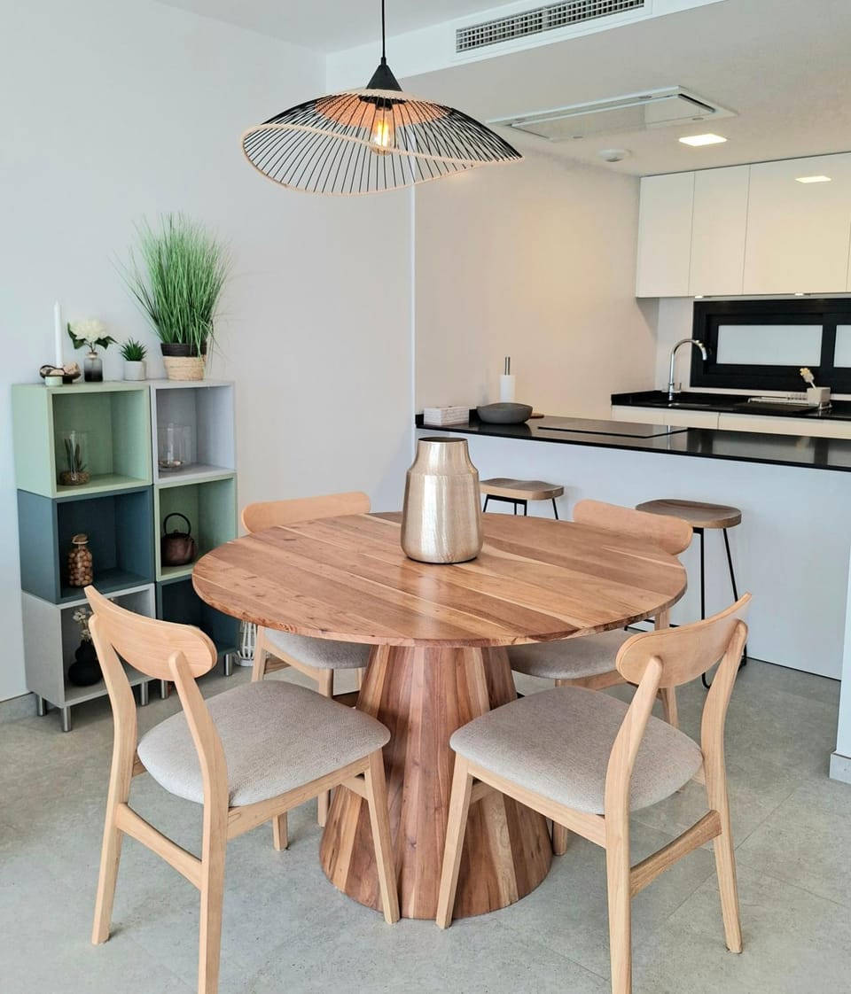 Coffee/tea facilities, Kitchen or kitchenette, Dining area, stove