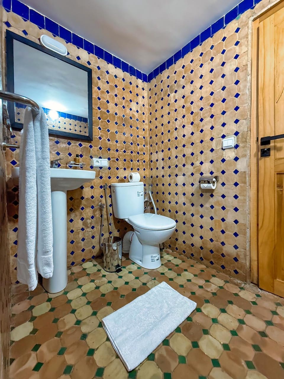 Toilet, Bathroom, towels