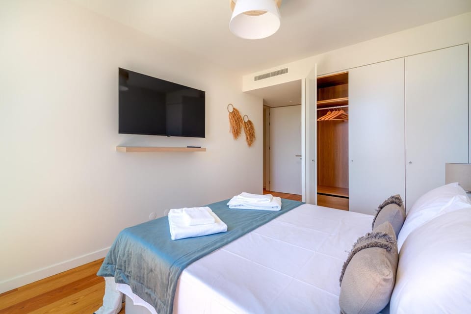 Bed, TV and multimedia, Photo of the whole room, Bedroom, towels, wardrobe, air conditioner
