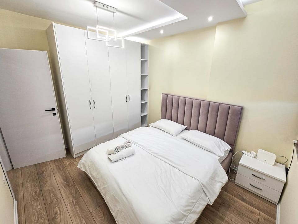 Bed, Bedroom, towels, wardrobe