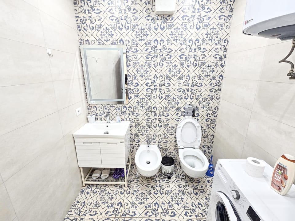 Toilet, Bathroom, bidet, towels, washing machine
