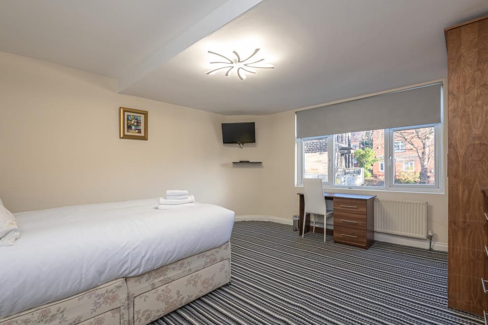 Bed, TV and multimedia, Photo of the whole room