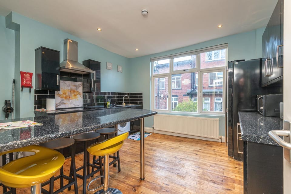 Kitchen or kitchenette, Dining area, stove