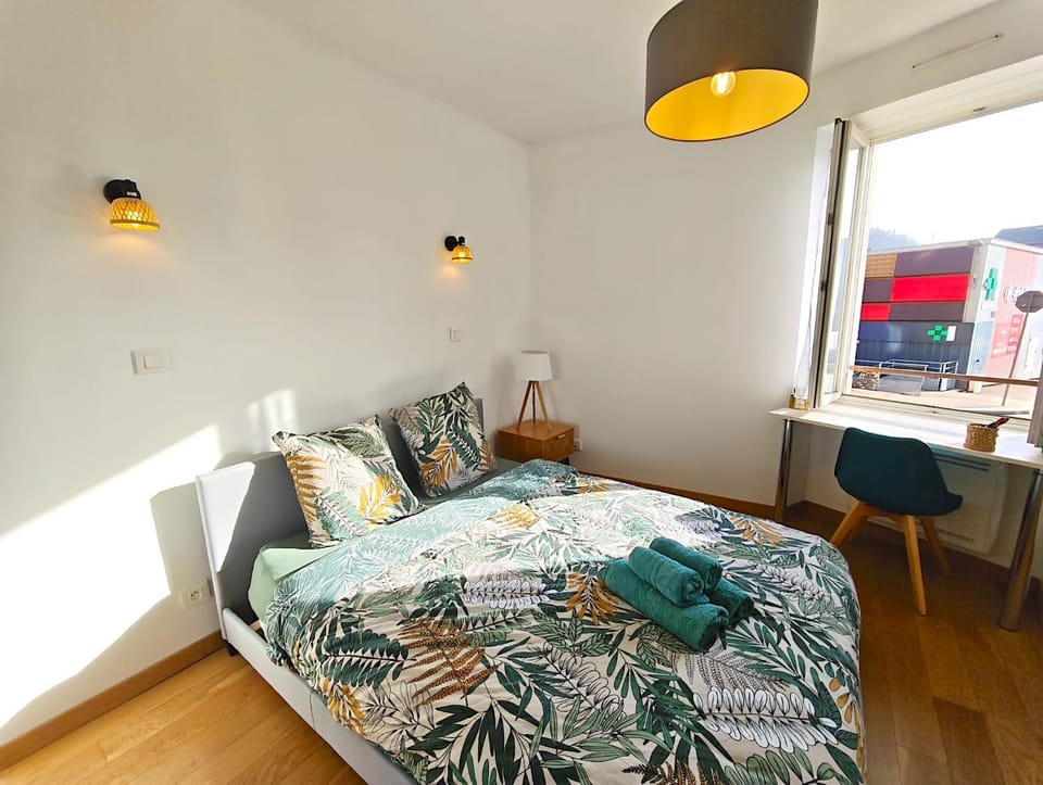Bed, Photo of the whole room, Bedroom, towels