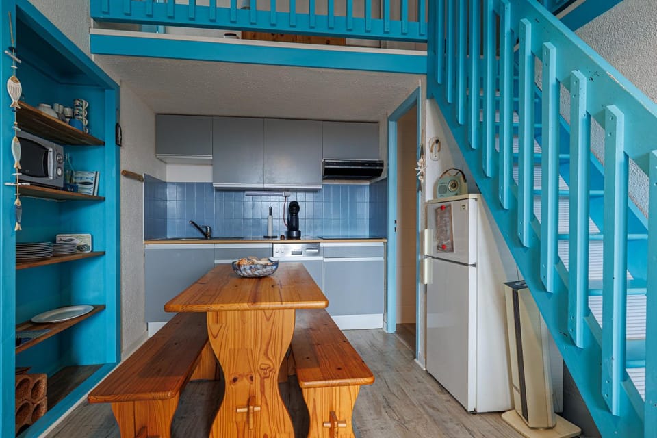 Property building, Kitchen or kitchenette, Living room