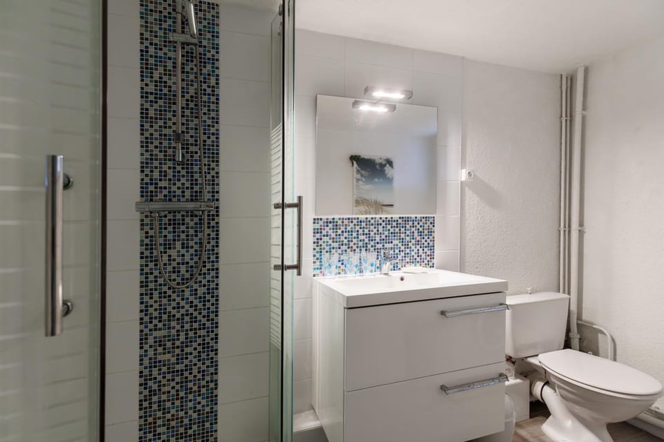 Bathroom, Living room