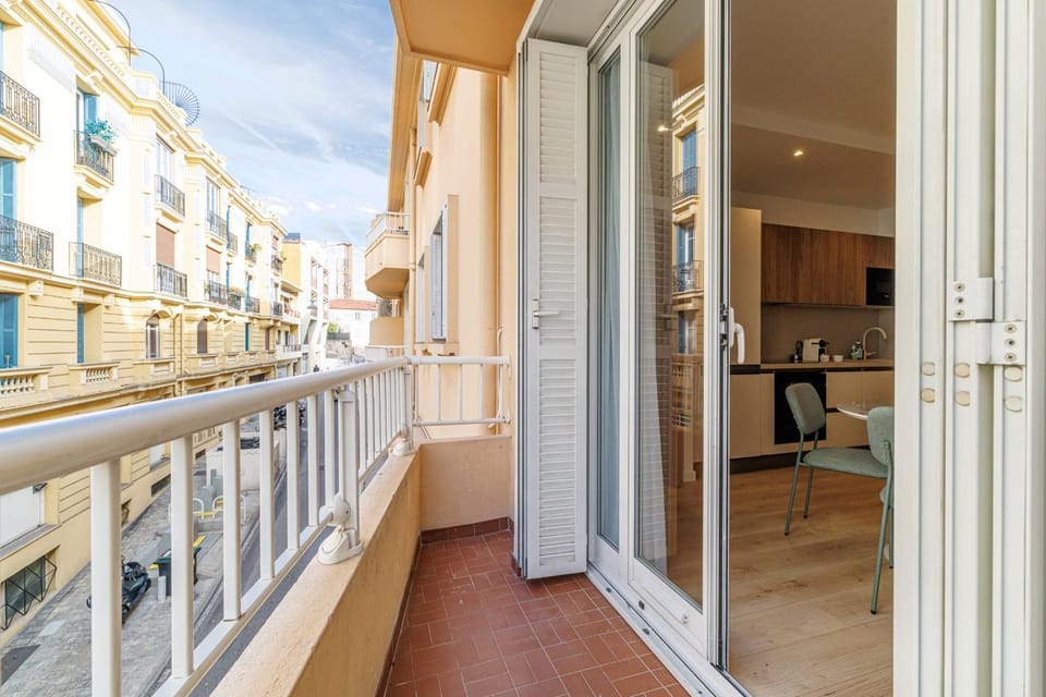Elegant 2 Bedroom 2 min walk to Monaco Apartment in Avenue du Carnier