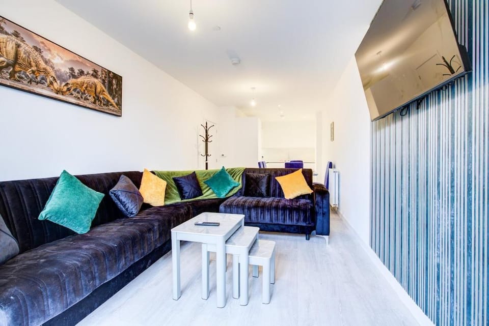 2-Bed 2-Bath Flat - Free Parking - Elizabeth Line Apartment in Hayes