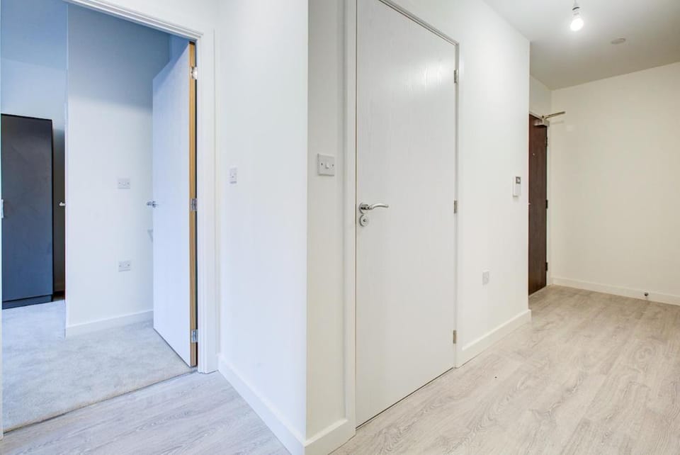 2-Bed 2-Bath Flat - Free Parking - Elizabeth Line Apartment in Hayes