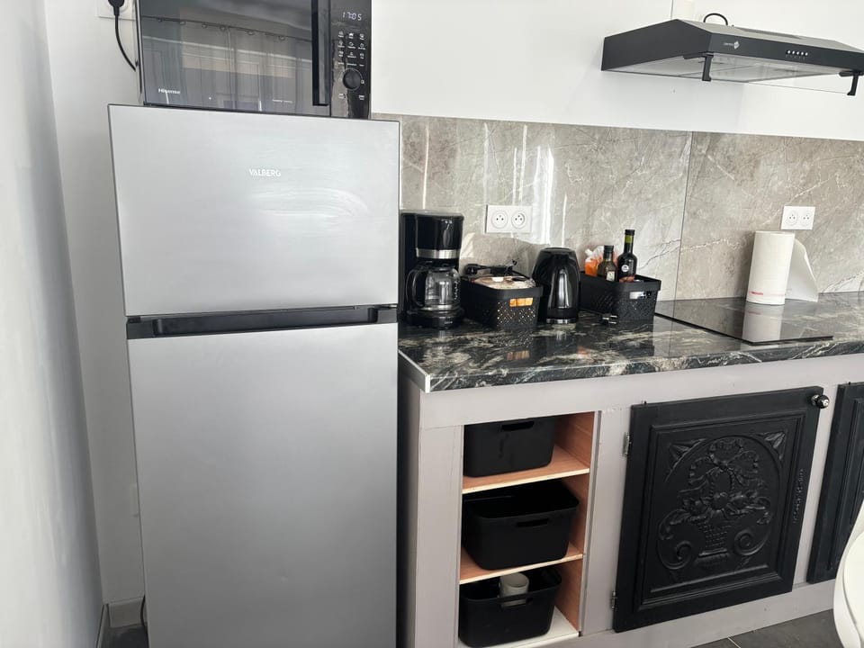 Coffee/tea facilities, Kitchen or kitchenette, stove