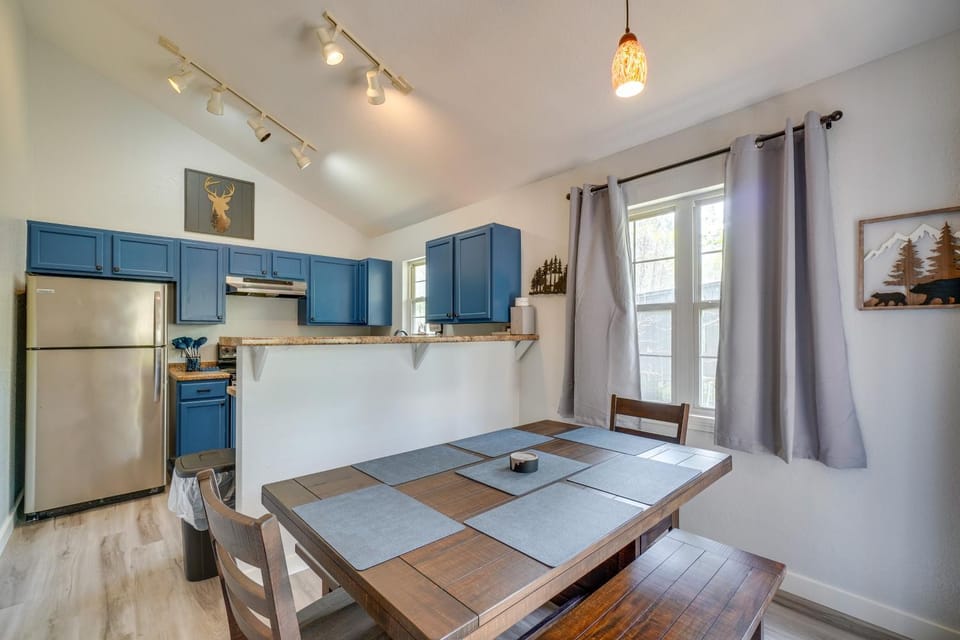 NEW! Gatlinburg Townhome + Bonus Room & Hot Tub House in Gatlinburg