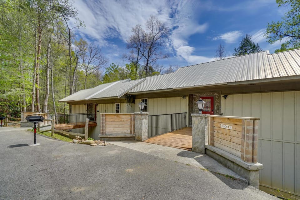 NEW! Gatlinburg Townhome + Bonus Room & Hot Tub House in Gatlinburg