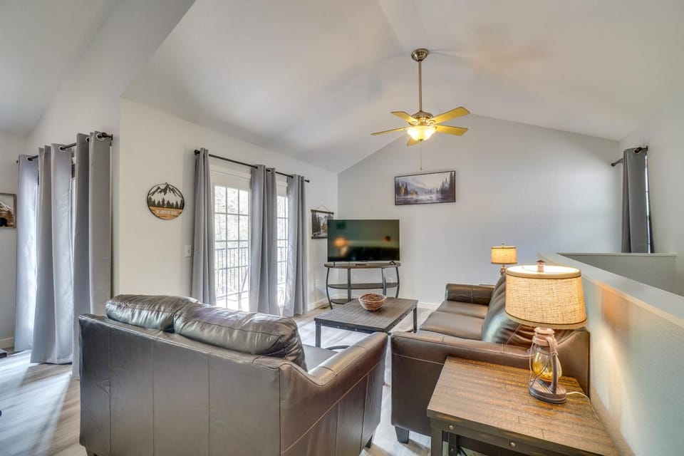 NEW! Gatlinburg Townhome + Bonus Room & Hot Tub House in Gatlinburg