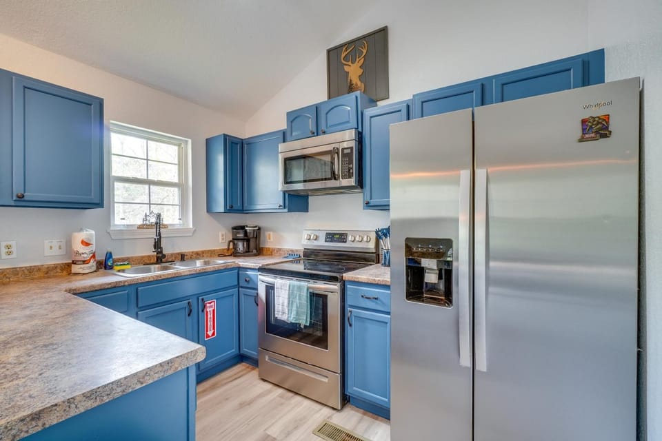 Hike & Explore in Gatlinburg! Hot Tub & Bonus Room House in Gatlinburg